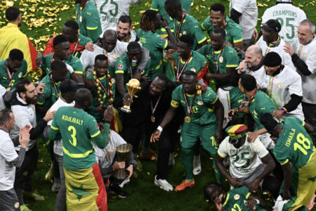 Équipe du Sénégal quittant prématurément la finale de la CAN avant le match contre la France