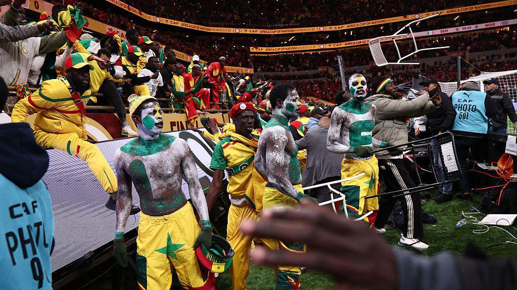 découvrez les derniers rebondissements du match final de la can avec une possible interruption suite à un abandon. suivez l'actualité en direct et les analyses.