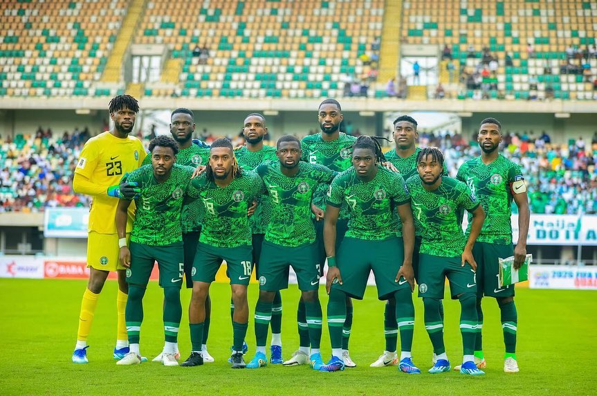 découvrez le duel intense pour le poste de sélectionneur des super eagles, avec des candidats prêts à diriger l'équipe nationale nigériane vers la victoire.