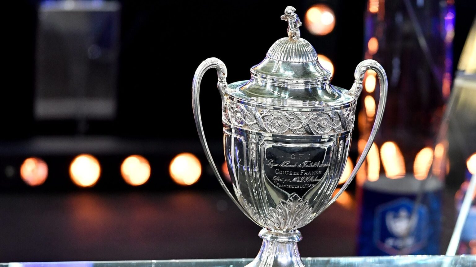 découvrez la liste des équipes qualifiées pour les huitièmes de finale de la coupe de france et suivez leur parcours dans cette compétition prestigieuse.