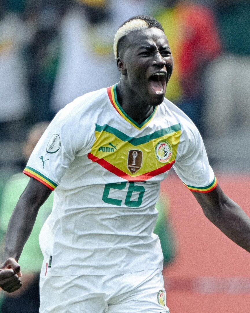 pape gueye exprime son indignation face à une injustice lors de la finale de la can 2025, mettant en lumière les controverses entourant cet événement majeur du football africain.
