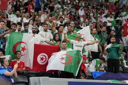 un supporter algérien a été arrêté après avoir déchiré des billets marocains, provoquant une polémique entre les deux nations.