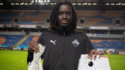 Beni Souza recevant une morue séchée comme homme du match lors d’un match de Liga 3 au Portugal