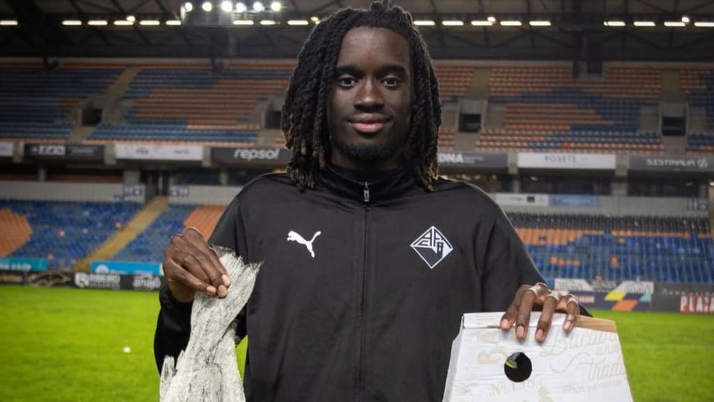 Beni Souza recevant une morue séchée comme homme du match lors d’un match de Liga 3 au Portugal