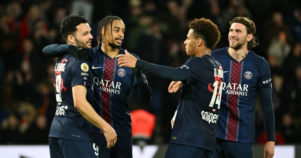 Les joueurs du PSG célèbrent une victoire contre Metz en Ligue 1