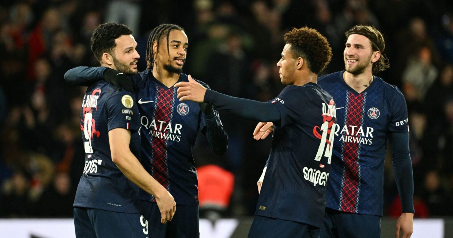 Les joueurs du PSG célèbrent une victoire contre Metz en Ligue 1
