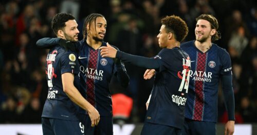 Les joueurs du PSG célèbrent une victoire contre Metz en Ligue 1