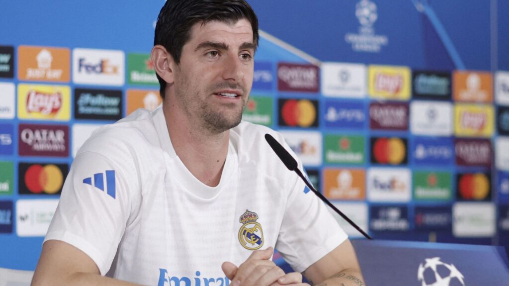 Courtois soutient Vinicius : « Des insultes homophobes tout aussi graves »
