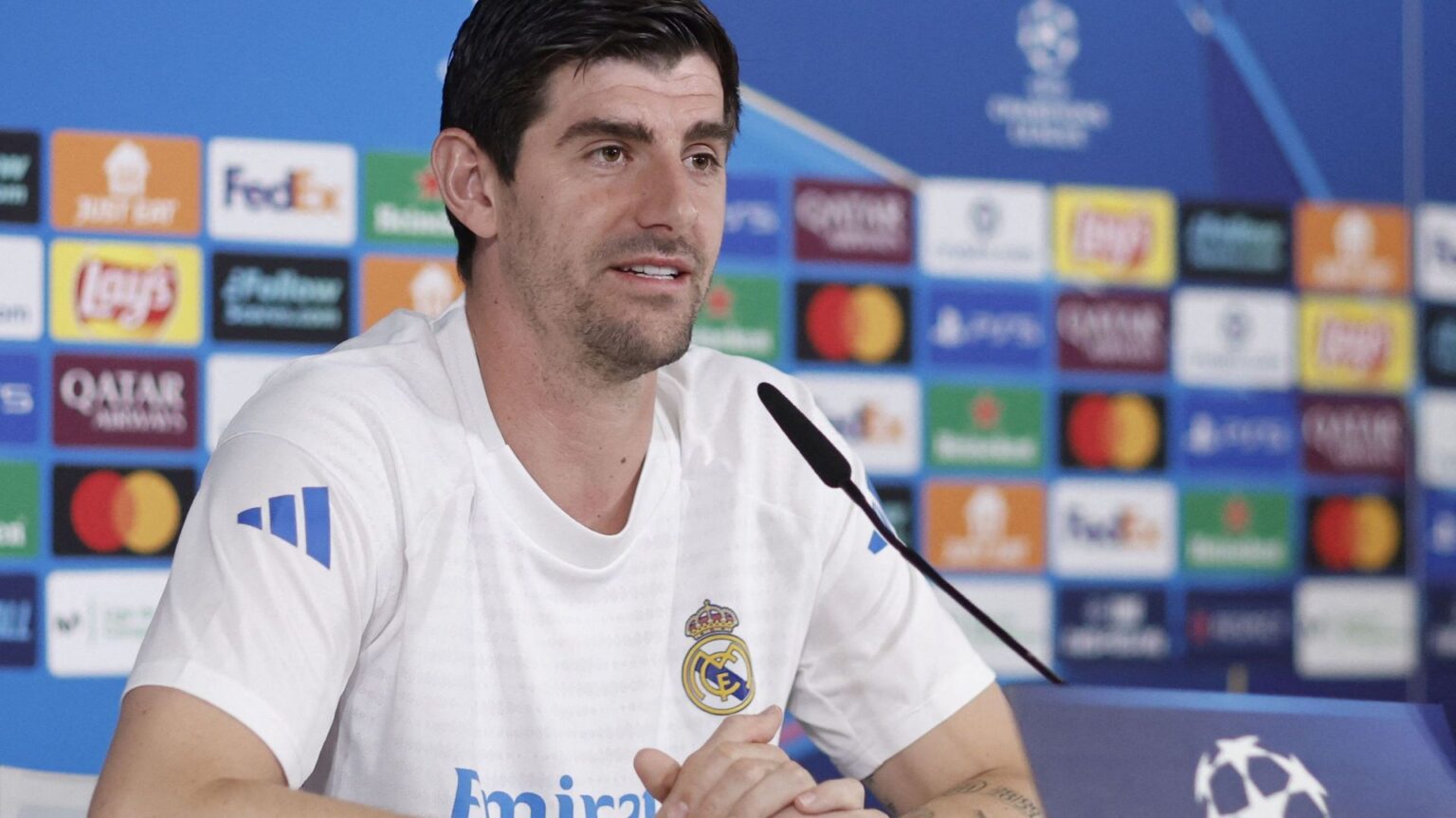 Courtois soutient Vinicius : « Des insultes homophobes tout aussi graves »