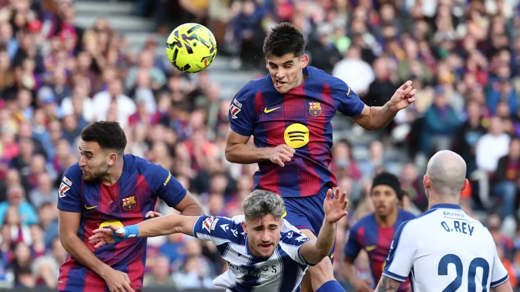 Les joueurs du FC Barcelone célèbrent leur victoire contre Levante en Liga