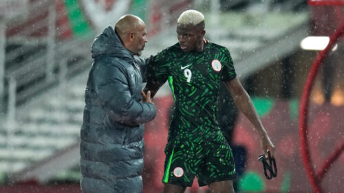 Victor Osimhen échangeant avec Eric Chelle lors de la CAN 2025