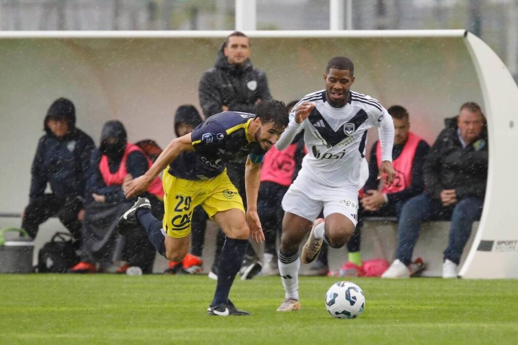 Joueur des Voltigeurs de Châteaubriant en action lors d’un match de National 2 face à Bordeaux