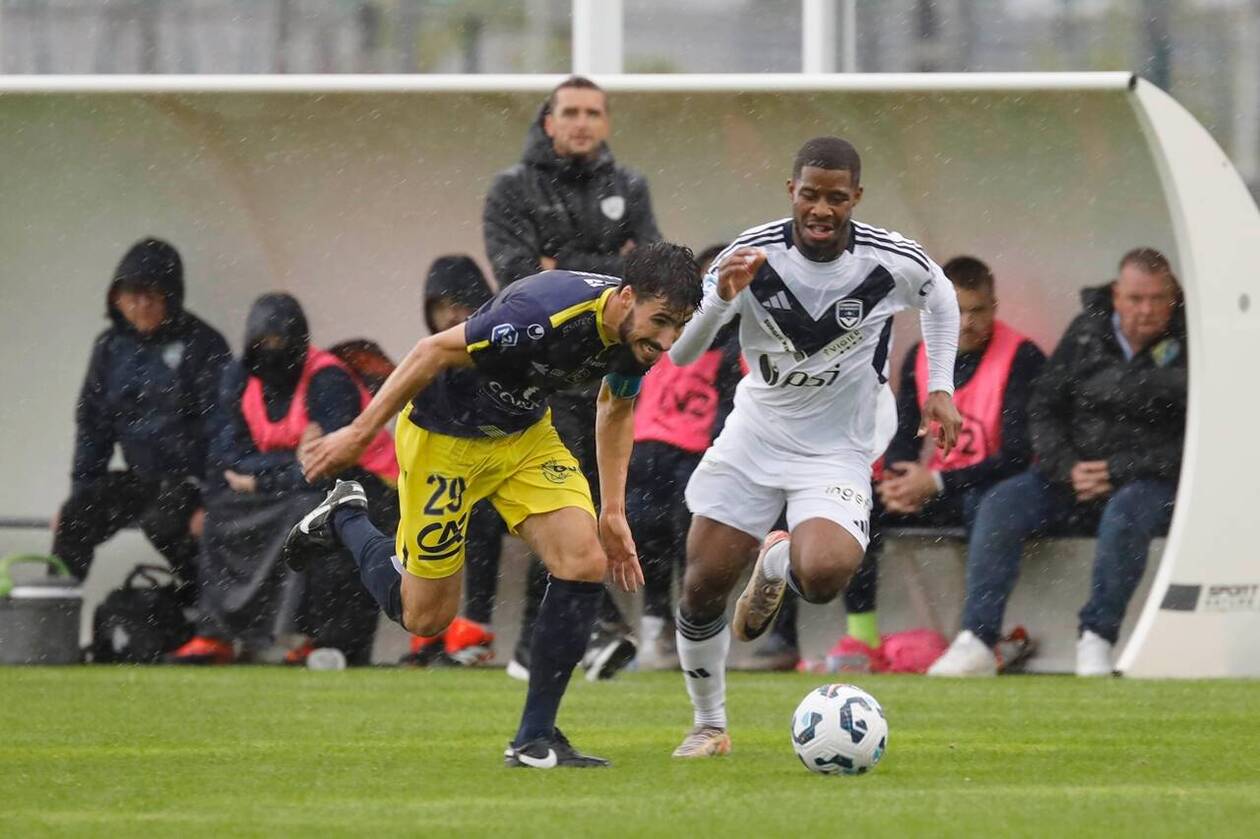Joueur des Voltigeurs de Châteaubriant en action lors d’un match de National 2 face à Bordeaux