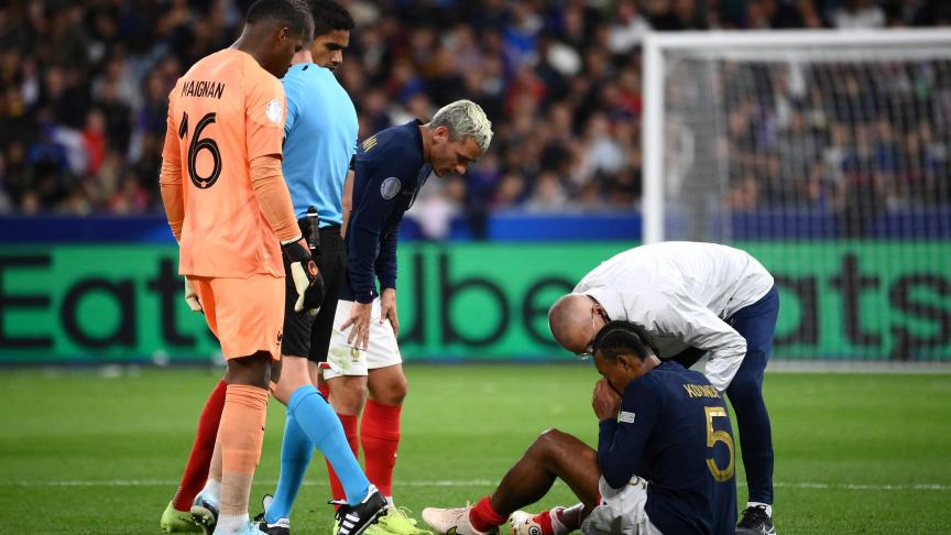 Joueur de football quittant temporairement le terrain pour intervention médicale