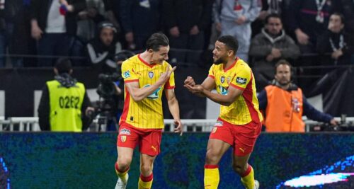 Florian Thauvin célèbre un but avec Lens contre l’OL en Coupe de France