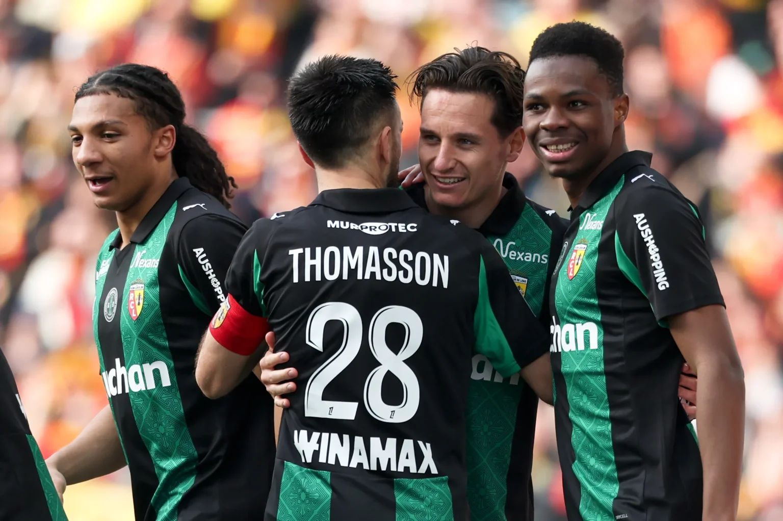 Le RC Lens s’impose face à Metz et se rapproche du PSG au classement.