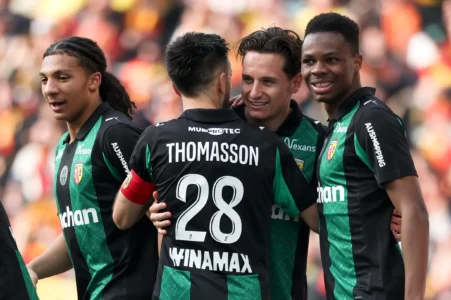 Le RC Lens s’impose face à Metz et se rapproche du PSG au classement.