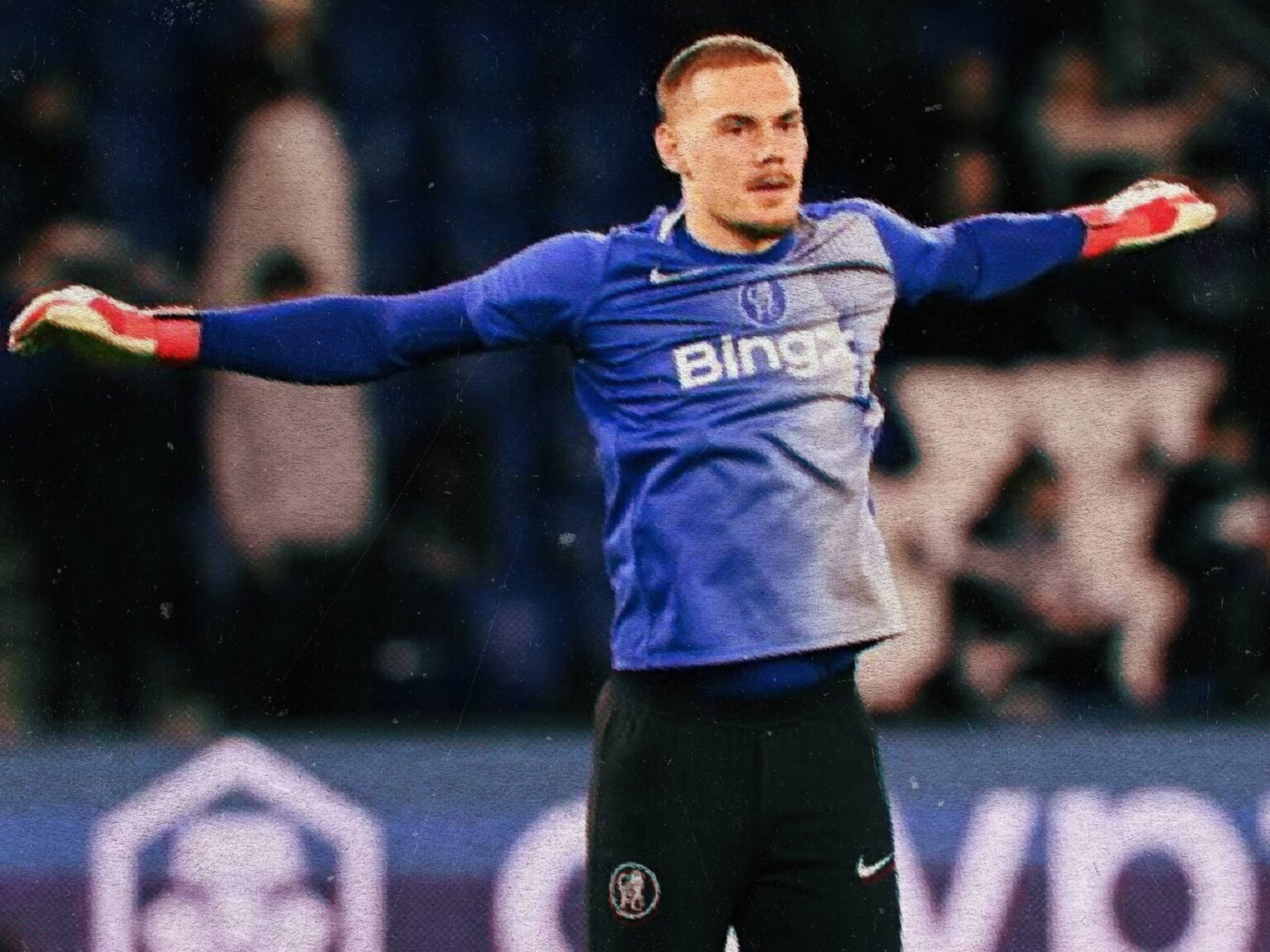 Filip Jorgensen pose avec le maillot de Strasbourg après l’officialisation de son prêt.