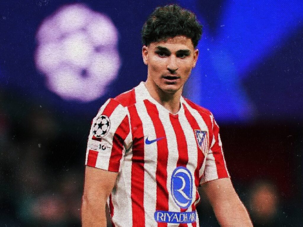 Julián Álvarez sous le maillot de l’Atlético de Madrid après avoir inscrit un but décisif.