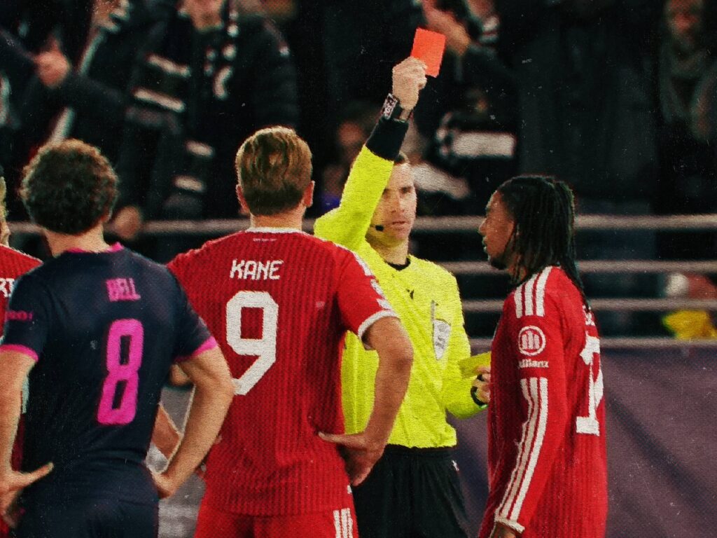 Michael Olise sous le maillot du Bayern Munich après son expulsion contre Viking FK.