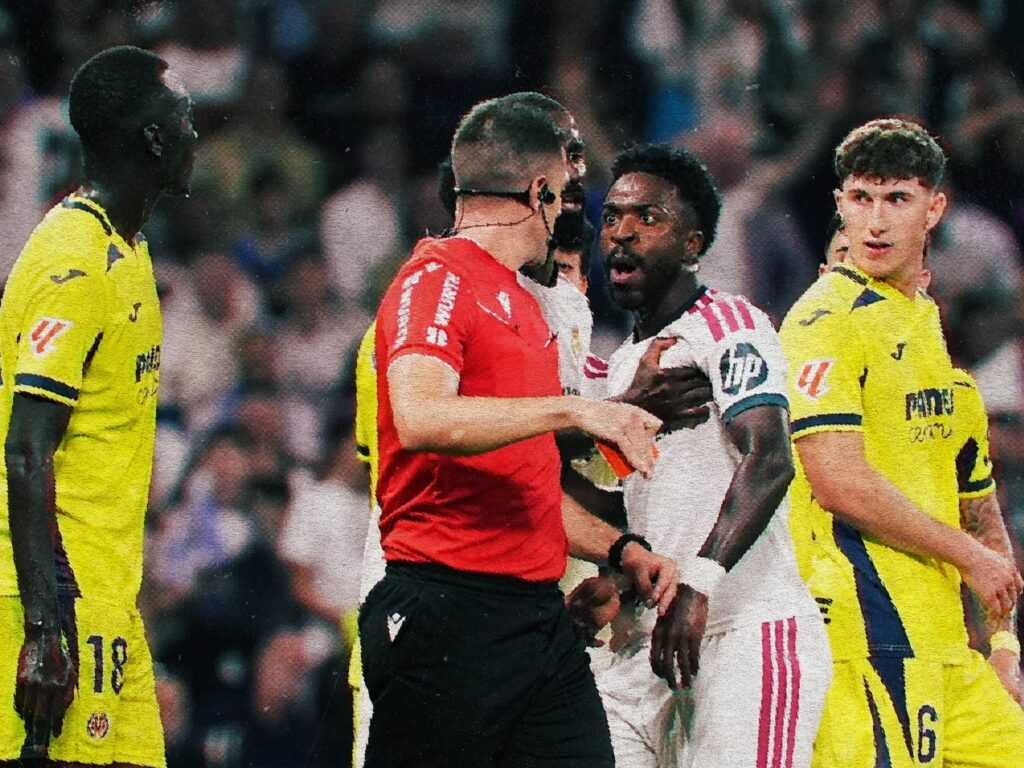 Vinicius Junior après son expulsion contre Villarreal, qui pourrait le priver du Clasico face au FC Barcelone.