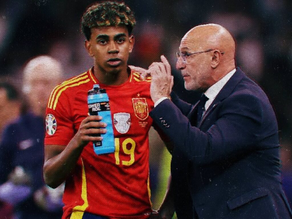 Lamine Yamal sous le maillot de l’équipe d’Espagne aux côtés de Luis de la Fuente.